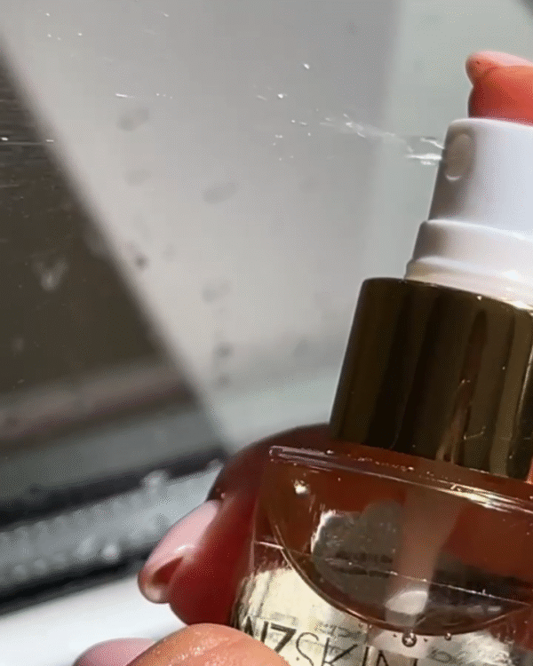 NANZSKIN C Bright Revitalising Body Glow Oil effortlessly absorbs into the skin, locking in hydration and leaving a soft, smooth, and luminous finish. It is ideal for achieving a healthy, even-toned glow without greasiness.